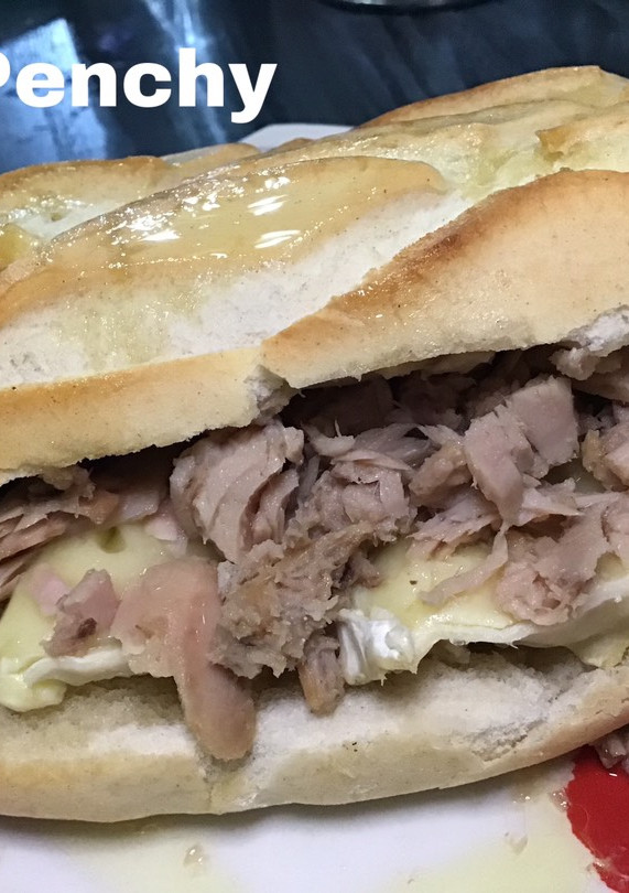 Una foto de Bocadillo de queso brie, atún y aceite Gourmet