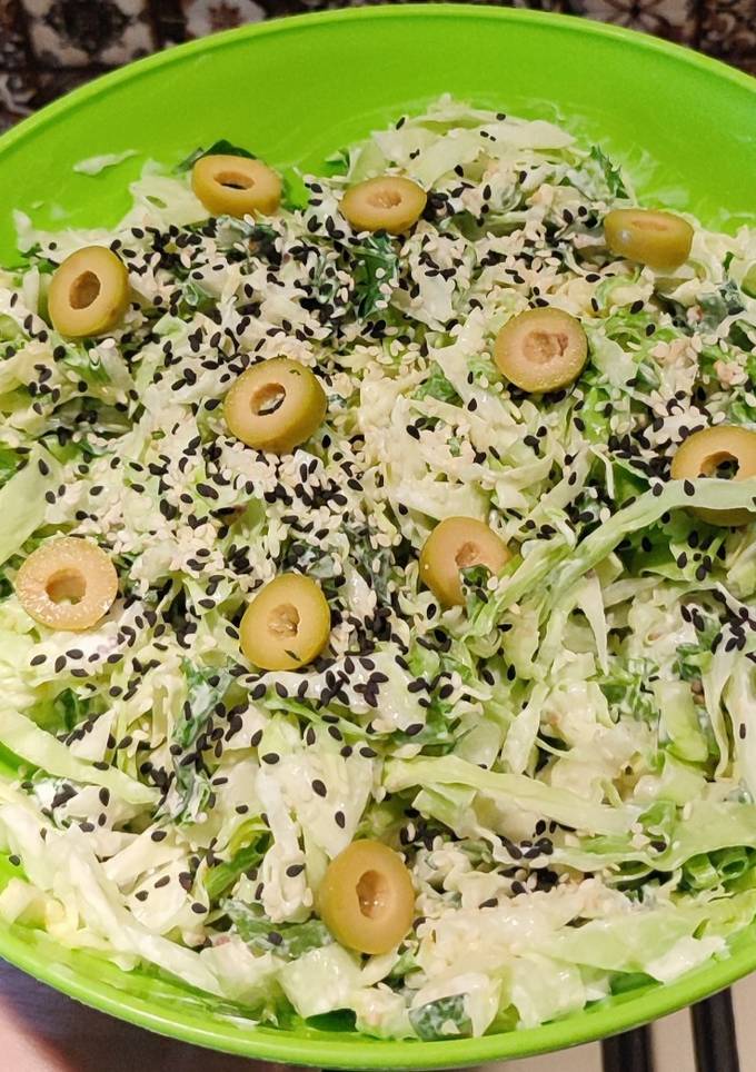 Салат з молодої капусти з зеленою цибулею та листям кульбаби😋