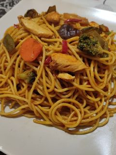 Una foto de Espaguetis con pollo y curry al estilo tailandés en 20 minutos