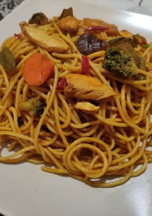 Una foto de Espaguetis con pollo y curry al estilo tailandés en 20 minutos