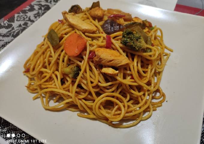 Espaguetis Con Pollo Y Curry Al Estilo Tailandés En 20 Minutos Receta De Cocina Veloz Cookpad 4902