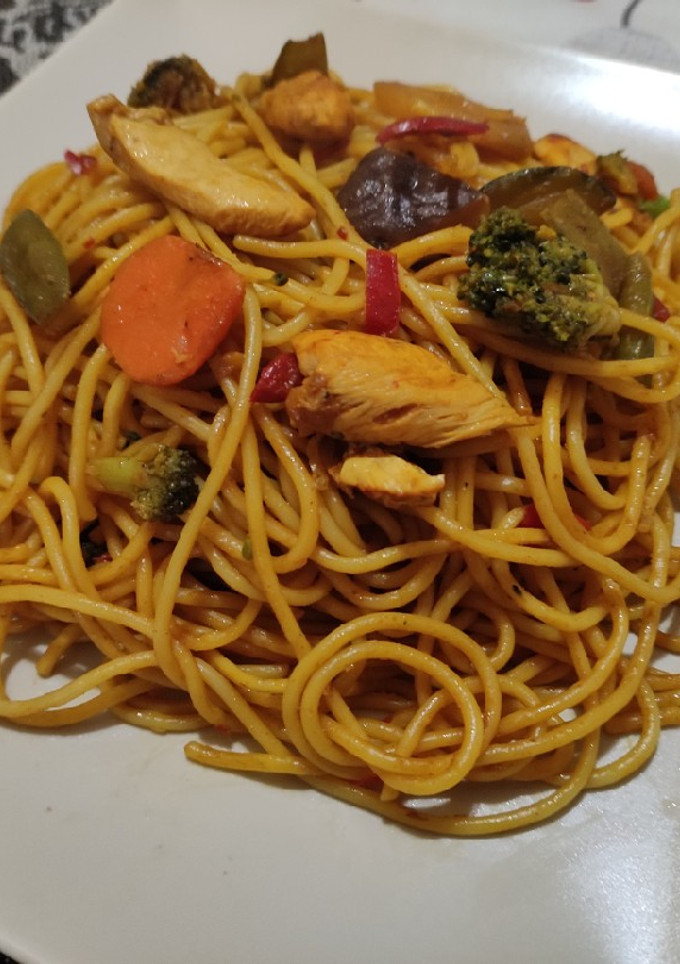 Una foto de Espaguetis con pollo y curry al estilo tailandés en 20 minutos