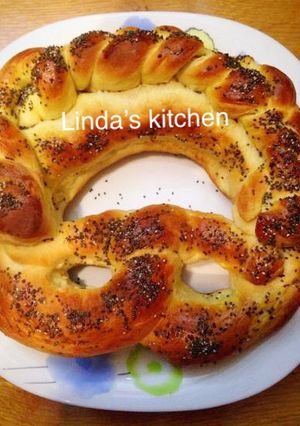 Hình của món Neujahrsbretzel (German New Year's Pretzel).