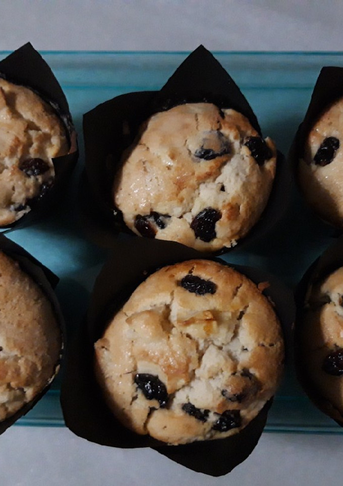 Una foto de Muffins y manzana y arándanos