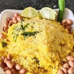 A picture of Maharashtra style kanda poha.