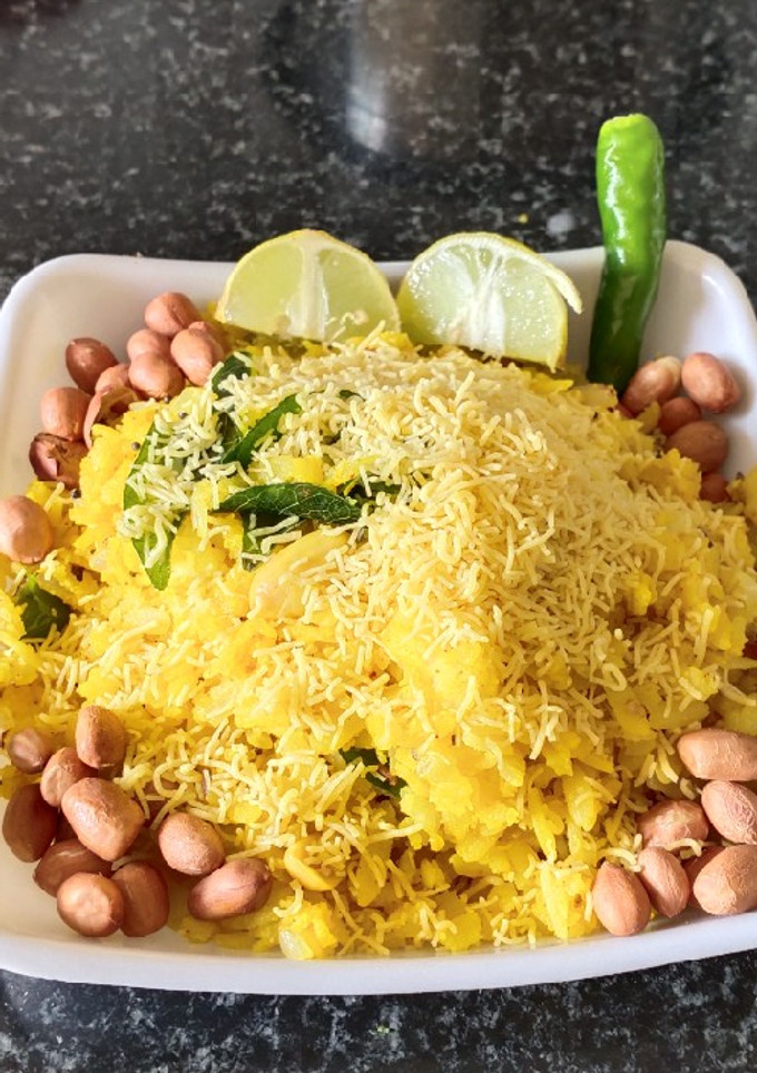 A picture of Maharashtra style kanda poha.