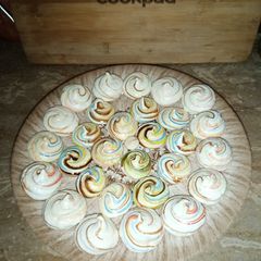 A picture of Meringue Cookies.