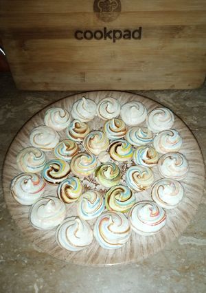 A picture of Meringue Cookies.