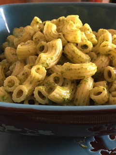 Una foto de •Fideos con salsa pesto•
