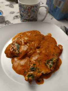 Una foto de Pollo en salsa de tomate y queso