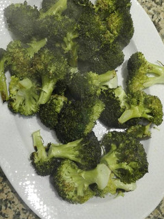 Una foto de Arbolitos de brócoli con salsa romesco