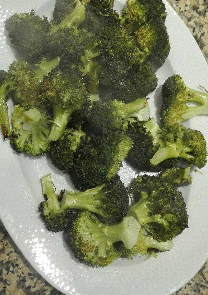 Una foto de Arbolitos de brócoli con salsa romesco