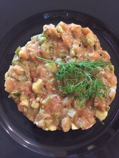Una foto de Tartar de salmón