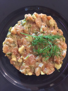 Una foto de Tartar de salmón