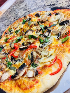 Una foto de Pizza de champiñones y vegetales