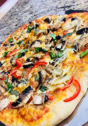 Una foto de Pizza de champiñones y vegetales