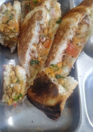 शेव चीझ व्हेजी पीनट सॅण्डविच (shev cheese veggie peanut sandwich recipe in marathi) रेसिपी चे मुख्य फोटो 