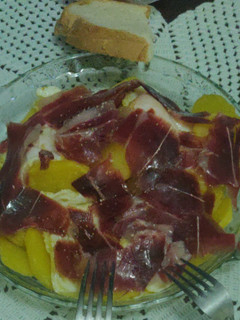 Una foto de Huevos rotos con jamón