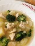 Sopa de pollo, brocoli y patata