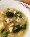 Sopa de pollo, brocoli y patata