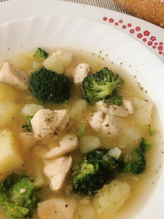 Una foto de Sopa de pollo, brocoli y patata