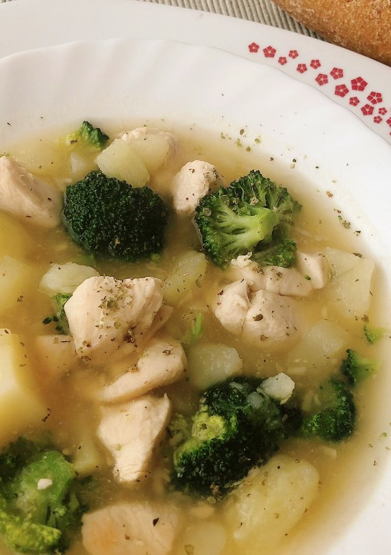Una foto de Sopa de pollo, brocoli y patata