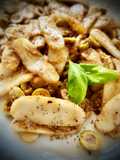 Gnocchi de arroz con aceitunas en salsa de anchoas y limón