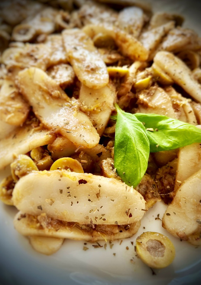 Una foto de Gnocchi de arroz con aceitunas en salsa de anchoas y limón