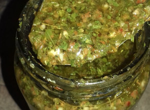 Una foto de Chimichurri con condimentos secos