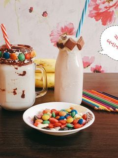 બનાના શેક અને ચોકલેટ બનાના શેક (Banana & Chocolate Shake Recipe In Gujarati) રેસીપી મુખ્ય ફોટો
