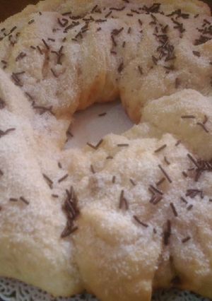 Una foto de Rosca trenzada de Pascuas rellena de crema y nuez
