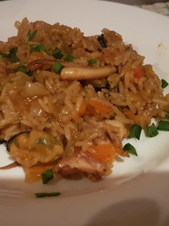 Una foto de Arroz con calamar y mejillones, simple