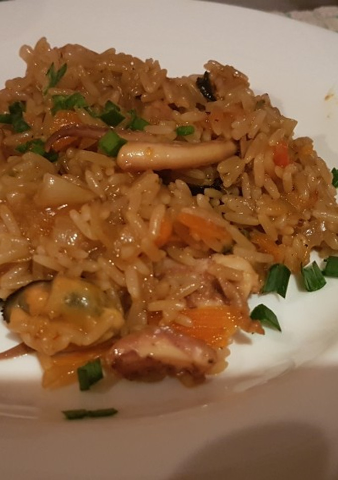 Una foto de Arroz con calamar y mejillones, simple
