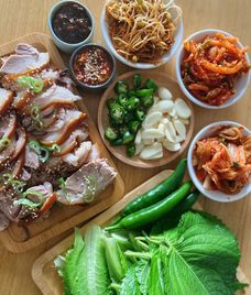 chân giò hầm thảo mộc