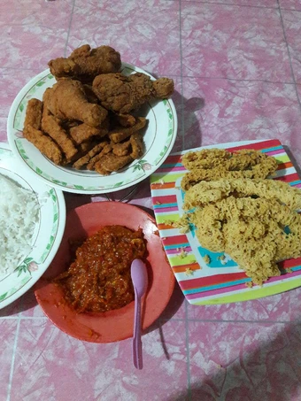 Langkah Gampang Membikin Resep Ayam goreng krispy + kremesan + sambal tomat yang Bisa Manjain Lidah Anti Ribet, Lezat