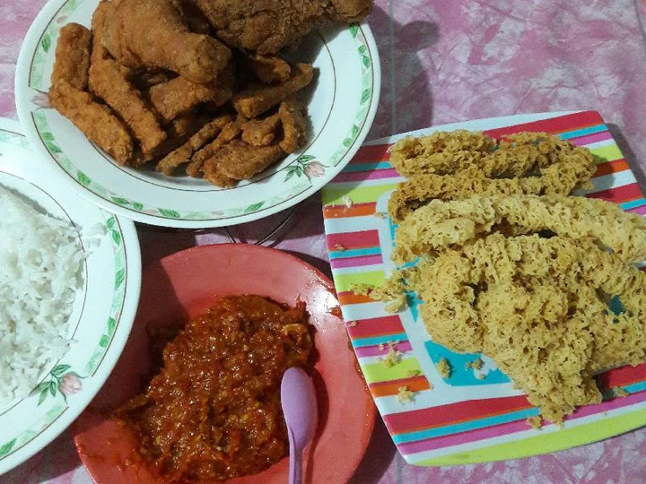 Langkah Gampang Membikin Resep Ayam goreng krispy + kremesan + sambal tomat yang Bisa Manjain Lidah Anti Ribet, Lezat