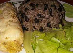 Una foto de Arroz mamposteao de frijoles negros/pechuga rellena de mofongo