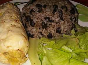 Una foto de Arroz mamposteao de frijoles negros/pechuga rellena de mofongo