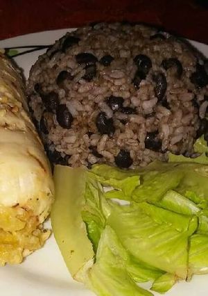 Una foto de Arroz mamposteao de frijoles negros/pechuga rellena de mofongo