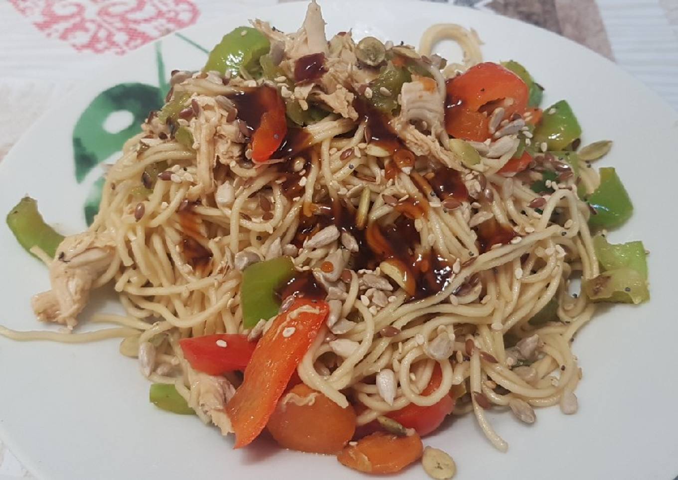 Fideos chinos con pollo y verduras
