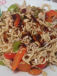 Una foto de Fideos chinos con pollo y verduras