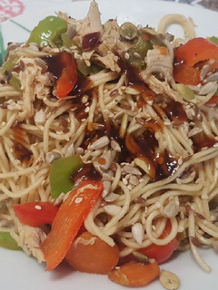Una foto de Fideos chinos con pollo y verduras