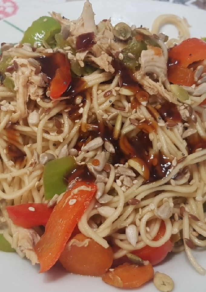 Una foto de Fideos chinos con pollo y verduras