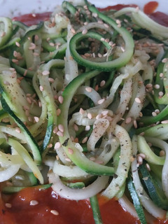 Una foto de Espaguetis de calabacín🥒🍅