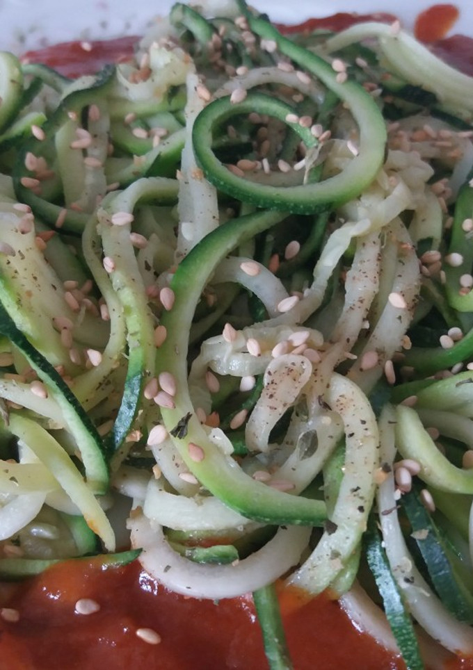 Una foto de Espaguetis de calabacín🥒🍅