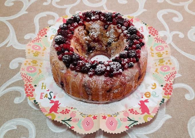 Ciambella con frutti di bosco e fiori: la ricetta passo per passo