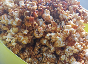 Una foto de Pochoclos con caramelo
