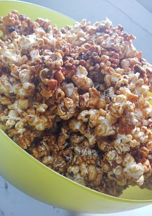 Una foto de Pochoclos con caramelo