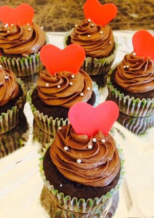 A picture of Chocolate cupcakes with chocolate frosting.