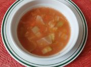 Una foto de sopa de chayote y jitomate